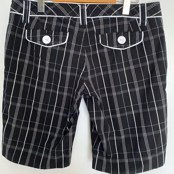 Hurley plaid Bermuda shorts. Size 9 - Picture 2 of 3